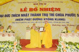 Hòa thượng Thích Thiện Tấn trao quyết định bổ nhiệm trụ trì chùa Phước Sơn đến Đại đức Thích Nhật Thành