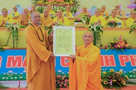 Hòa thượng Thích Phước Minh trao quyết định bổ nhiệm trụ trì chùa Phước Trung đến Đại đức Thích Nguyên Thành 
