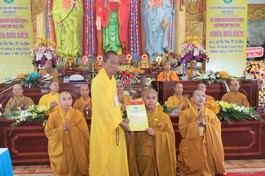 Thượng tọa Thích Minh Chánh trao quyết định bổ nhiệm trụ trì chùa Bửu Liên đến Đại đức Thích Thiện Tịnh 