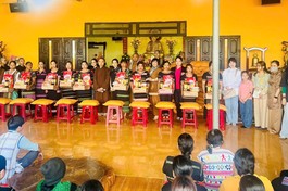 Trao quà đến đồng bào dân tộc Châu Mạ tại thôn 1, xã Lộc Bảo, H.Bảo Lâm, tỉnh Lâm Đồng