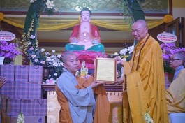 Hòa thượng Thích Từ Nghiêm trao quyết định bổ nhiệm trụ trì chùa Bảo Tịnh đến Sư cô Thích nữ Thanh Mai