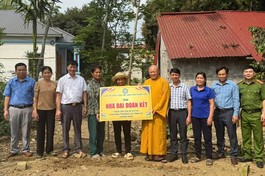 Trao bảng tượng trưng hỗ trợ kinh phí xây nhà Đại đoàn kết cho gia đình ông Nguyễn Văn Dự ngụ tại thôn Vàn Thung, xã Cẩm Thạch, H.Cẩm Thủy, Thanh Hóa