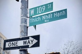 Thành phố New York chính thức làm lễ đặt tên một đoạn đường trên phố West 109th Street (giữa Riverside và Broadway) là “Thích Nhất Hạnh Way”