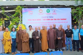 Chư tôn đức Tăng Ni, đại biểu trong buổi lễ khai mạc "Phiên chợ 0 đồng - Tân Bình Lan tỏa yêu thương" sáng nay, 19-4