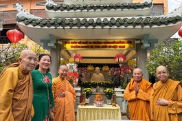 Trước bảo tháp Ni trưởng Huỳnh Liên trong khuôn viên tịnh xá Ngọc Phương (Q.Gò Vấp, TP.HCM)