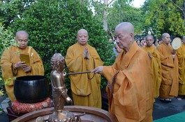 Đại lão Hòa thượng phương trượng chùa Huê Nghiêm cử hành nghi thức Tắm Phật truyền thống - Ảnh: Bảo Toàn/BGN