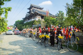 Chư Tăng tu viện Khánh An cùng hơn 100 tình nguyện viên tham gia diễu hành xe đạp kính mừng ngày Đức Phật đản sinh