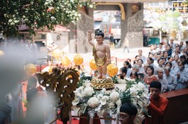 Cung rước bảo tướng sơ sanh của Đức Phật