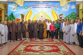 Lưu niệm tại buổi họp mặt - Ảnh: Nguyên Tài/BGN