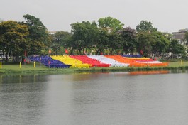 Cờ Phật giáo trên bờ sông Hương với diện tích 500 mét vuông