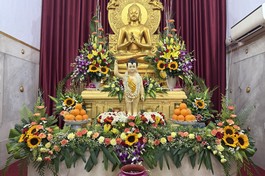 Lễ đài Phật đản được thiết trí tại chùa Mahabodhi (New Delhi)