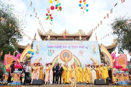 Chư tôn đức, đại biểu thả bong bóng mang thông điệp hòa bình