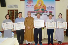 Thượng toạ Thích Quảng Thiện trao Bằng tuyên dương công đức đến tập thể, cá nhân có đóng góp tích cực trong Đại lễ Phật đản Phật lịch 2569