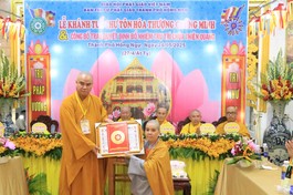 Thượng tọa Thích Tĩnh Triệt trao quyết định bổ nhiệm trụ trì chùa Thiên Quang đến Sư cô Thích nữ Huệ Lạc