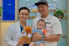 Bác sĩ Lê Khắc Tiến chụp hình lưu niệm cùng gia đình bênh nhân đã điều trị IVF thành công