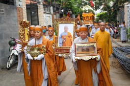 Cung thỉnh kim quan Ni trưởng Thích nữ Như Tâm đến nơi trà-tỳ - Ảnh: Nguyên Tài/BGN