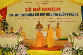 Hòa thượng Thích Thiện Tấn trao quyết định bổ nhiệm trụ trì chùa Hướng Phùng đến Đại đức Thích Nhật Trí