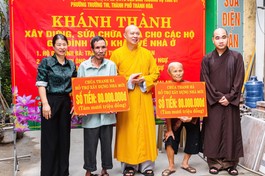 Thượng tọa Thích Tâm Đức, Chứng minh Ban Trị sự GHPGVN tỉnh Thanh Hóa, trụ trì chùa Thanh Hà trao bảng tượng trưng hỗ trợ số tiền xây nhà mới đến 2 hộ có hoàn cảnh đặc biệt khó khăn