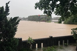 Mênh mông nước lũ tràn về - Ảnh: N.L