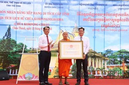 Thượng tọa Thạch Xuông, trụ trì chùa KomPong Chrây và lãnh đạo H.Châu Thành đón nhận Bằng xếp hạng Di tích lịch sử chùa KomPong Chrây từ Sở Văn hóa, Thể thao và Du lịch tỉnh Trà Vinh