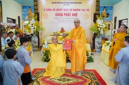 Thượng tọa Trưởng ban Trị sự GHPGVN tỉnh Tiền Giang trao quyết định bổ nhiệm trụ trì chùa Phật Huệ (TP.Gò Công) đến Đại đức Thích Minh Lộc