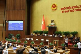 Đại biểu thông qua Nghị quyết sửa đổi, bổ sung một số điều của Hiến pháp năm 2013 - Ảnh: Hoàng Phong