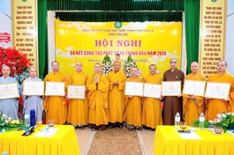 Trao Bằng tuyên dương công đức đến chư Tăng Ni có đóng góp, trợ duyên trong công tác Phật sự của TP.Hoa Lư