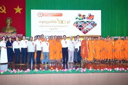 Chư Tăng và đại biểu lưu niệm tại Lễ kỷ niệm 60 năm thành lập Hội Đoàn kết Sư sãi yêu nước tỉnh Trà Vinh