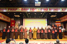 Hòa thượng Thích Quảng Tùng trao quyết định đến chư tôn đức Tăng Ni đại diện cho Ban Trị sự GHPGVN TP.Hải Phòng giữ mối liên hệ công tác với các cơ sở tự viện và chính quyền các xã, phường sau khi sáp nhập địa giới hành chính