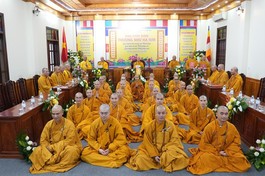 Chư vị giới tử chụp hình lưu niệm cùng Hội đồng Giới sư tại Đại giới đàn Như Sơn Phật lịch 2569