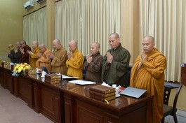 Chư tôn đức niệm Phật cầu gia hộ - Ảnh: Bảo Toàn/BGN