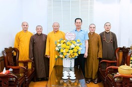 Tặng hoa chúc mừng ông Trịnh Tuấn Sinh được phân công giữ chức vụ Phó Bí thư Tỉnh ủy, Chủ tịch Ủy ban MTTQVN tỉnh Thanh Hóa