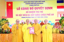 Hòa thượng Thích Huệ Thông trao quyết định bổ nhiệm trụ trì chùa Phổ An đến Đại đức Thích Giác Trí
