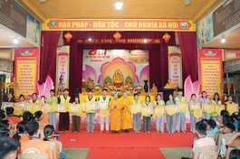 Trao Bằng khen đến những tập thể, cá nhân xuất sắc tại khóa tu