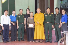 Đoàn trao quà đến thân nhân liệt sĩ, người có công với cách mạng trên địa bàn xã Cẩm Thủy