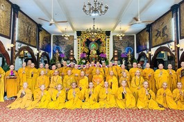 Chư hành giả Tăng chụp ảnh lưu niệm sau Lễ Bố-tát