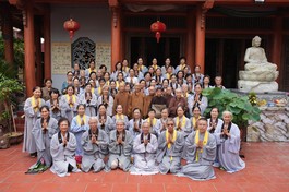 Đoàn chụp ảnh lưu niệm với chư vị Ni trưởng, Ni sư là những cựu Thanh niên xung phong