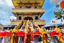 Cắt băng khánh thành chùa Hồng Phước