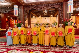 Thượng tọa Thích Phước Nguyên trao quyết định chuẩn y nhân sự đến Ban Trị sự GHPGVN tỉnh Đắk Lắk (mới), nhiệm kỳ 2022-2027