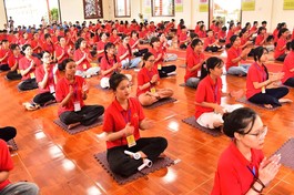 Các bạn Thanh thiếu niên tham dự khóa tu mùa hè với chủ đề "Nuôi con khôn lớn" được tổ chức lần đầu tiên tại chùa Huệ Chiếu