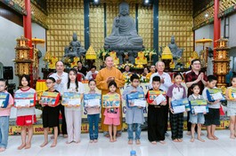 Trao quà đến các em học sinh có thành tích học tập tốt