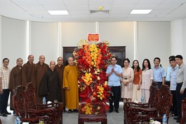 Ban Trị sự GHPGVN TP.Hải Phòng tặng hoa chúc mừng Ban Lãnh đạo Sở Nội vụ và các phòng ban trực thuộc