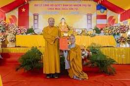 Thượng tọa Thích Tâm Định trao quyết định bổ nhiệm trụ trì chùa Màu đến Sư cô Thích nữ Hữu Hiếu