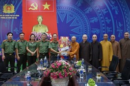 Tặng hoa chúc mừng Phòng An ninh nội địa - Công an TP.Đà Nẵng