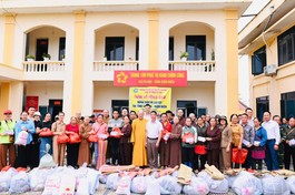 Đoàn trao quà tại xã Pu Nhi, Điện Biên