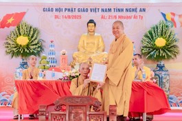 Hòa thượng Thích Thọ Lạc trao quyết định bổ nhiệm trụ trì chùa Tiên Linh đến Đại đức Thích Đồng Mẫn