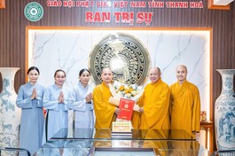 Trao quyết định thành lập Ban Quản trị chùa Vạn Linh đến Đại đức Thích Nguyên Từ