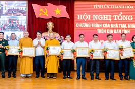 Trao tặng Bằng khen của UBND tỉnh đến các đơn vị, cá nhân có nhiều đóng góp trong chương trình xóa nhà tạm, nhà dột nát cho hộ nghèo, hộ khó khăn trên địa bàn tỉnh