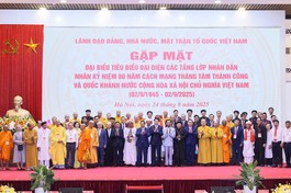 Các vị lãnh đạo Đảng, Nhà nước, MTTQVN chụp ảnh lưu niệm với các đại biểu tại chương trình gặp mặt - Ảnh: Quang Vinh