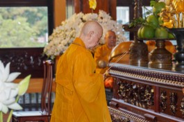 Đức Pháp chủ GHPGVN - Đại lão Hòa thượng Thích Trí Quảng tác pháp Tự tứ cùng chư Tăng tại Việt Nam Quốc Tự - Ảnh: Nguyện Truyền/BGN